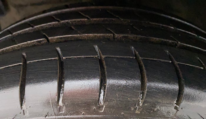 2011 Toyota Etios Liva G, Petrol, Manual, 27,389 km, Left Front Tyre Tread