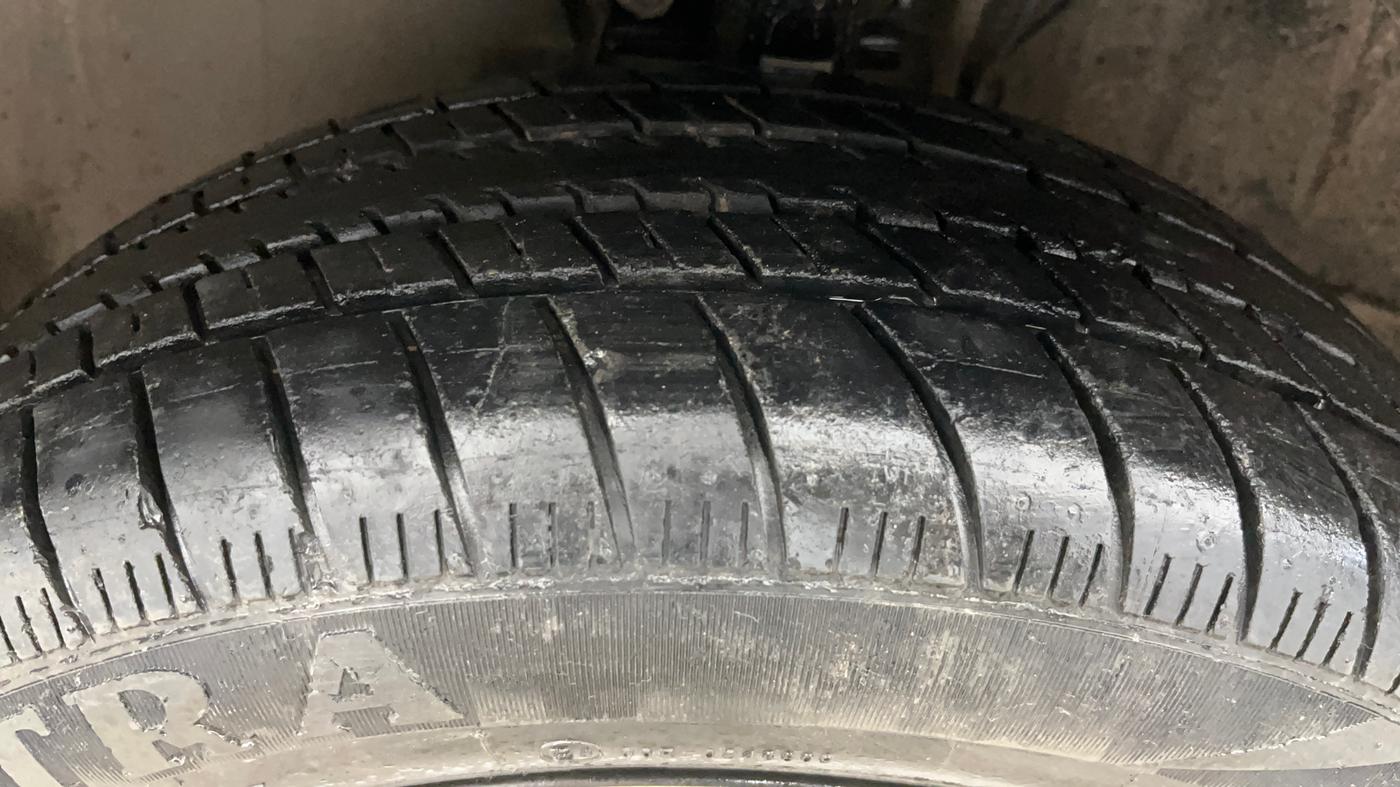 2016 Volkswagen Polo COMFORTLINE 1.2L, Petrol, Manual, 41,242 km, Left Front Tyre Tread