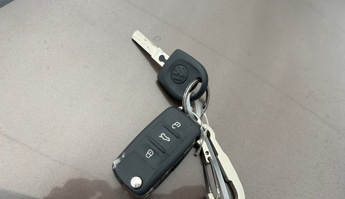 2016 Volkswagen Polo COMFORTLINE 1.2L, Petrol, Manual, 41,242 km, Key Close Up