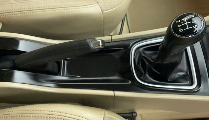 2015 Maruti Ciaz ZXI, Petrol, Manual, 13,325 km, Gear Lever
