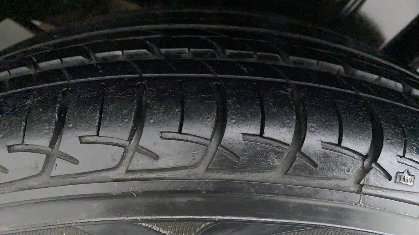 2015 Maruti Ciaz ZXI, Petrol, Manual, 13,325 km, Right Rear Tyre Tread