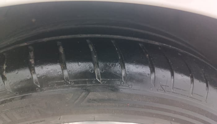 2014 Hyundai Verna FLUIDIC 1.6 VTVT SX AT, Petrol, Automatic, 1,04,225 km, Left Front Tyre Tread