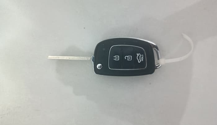 2014 Hyundai Verna FLUIDIC 1.6 VTVT SX AT, Petrol, Automatic, 1,04,225 km, Key Close Up