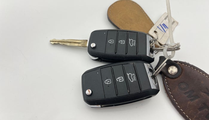 2021 KIA SONET HTK PLUS 1.2, Petrol, Manual, 29,739 km, Key Close Up