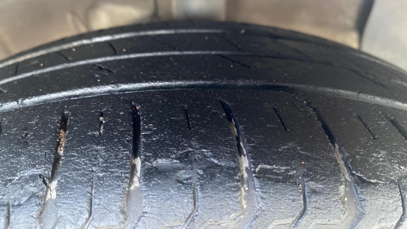 2020 Hyundai AURA SX PLUS 1.2 AMT, CNG, Automatic, 1,03,708 km, Right Front Tyre Tread