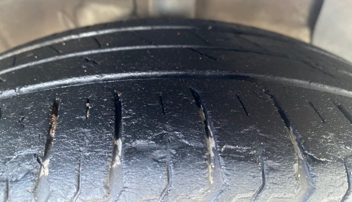 2020 Hyundai AURA SX PLUS 1.2 AMT, CNG, Automatic, 1,03,686 km, Right Front Tyre Tread