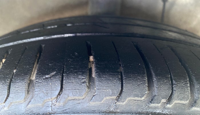 2020 Hyundai AURA SX PLUS 1.2 AMT, CNG, Automatic, 1,03,686 km, Right Rear Tyre Tread