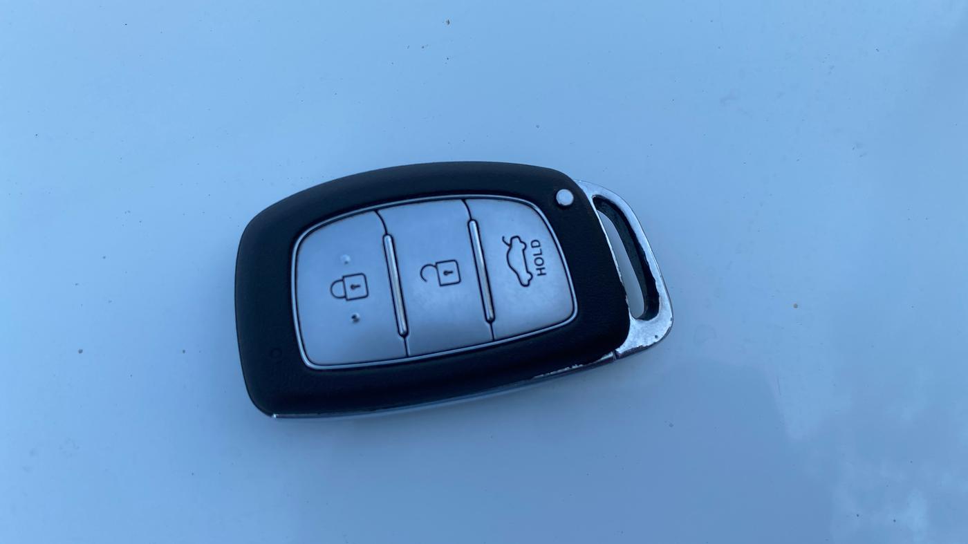 2020 Hyundai AURA SX PLUS 1.2 AMT, CNG, Automatic, 1,03,708 km, Key Close Up