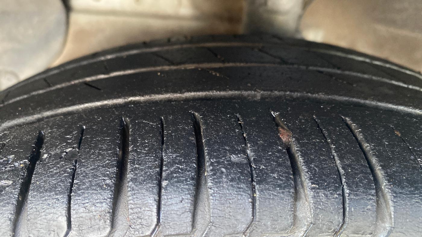 2020 Hyundai AURA SX PLUS 1.2 AMT, CNG, Automatic, 1,03,708 km, Left Front Tyre Tread