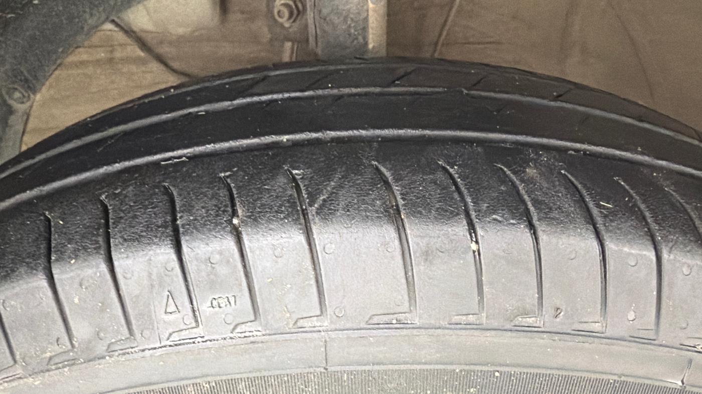 2021 Maruti Swift VXI, Petrol, Manual, 50,556 km, Left Front Tyre Tread