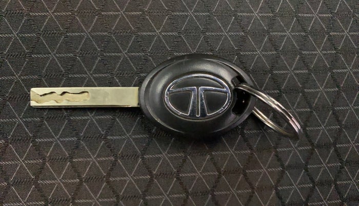 2021 Tata ALTROZ XE PETROL, Petrol, Manual, 17,636 km, Key Close Up