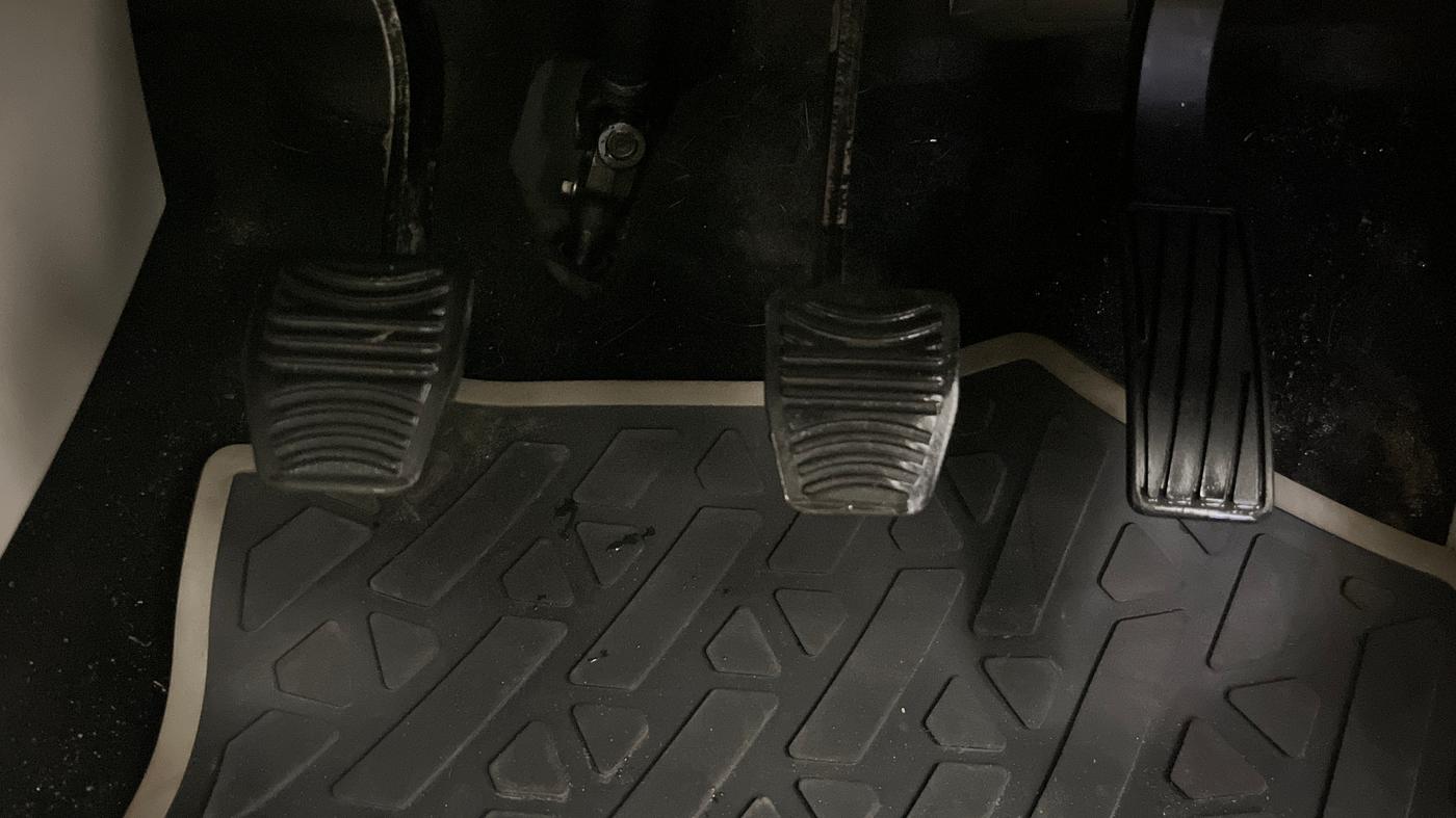 2024 Mahindra XUV300 W6 1.2 PETROL, Petrol, Manual, 19,182 km, Pedals