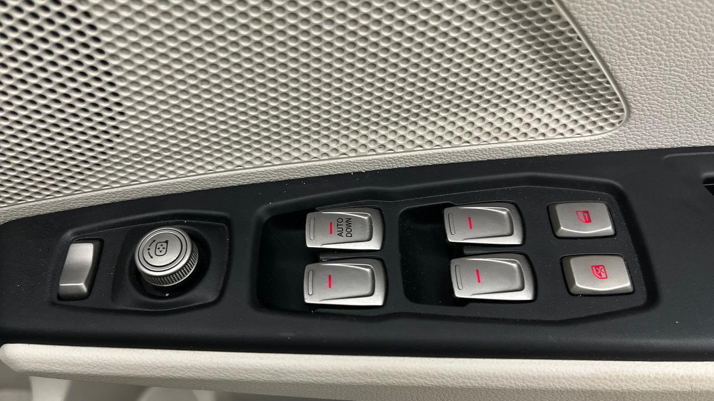 2024 Mahindra XUV300 W6 1.2 PETROL, Petrol, Manual, 19,182 km, Driver Side Door Panels Control