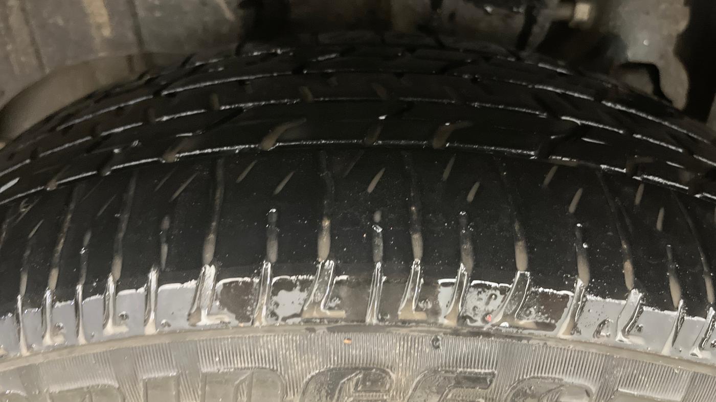 2024 Mahindra XUV300 W6 1.2 PETROL, Petrol, Manual, 19,182 km, Right Rear Tyre Tread