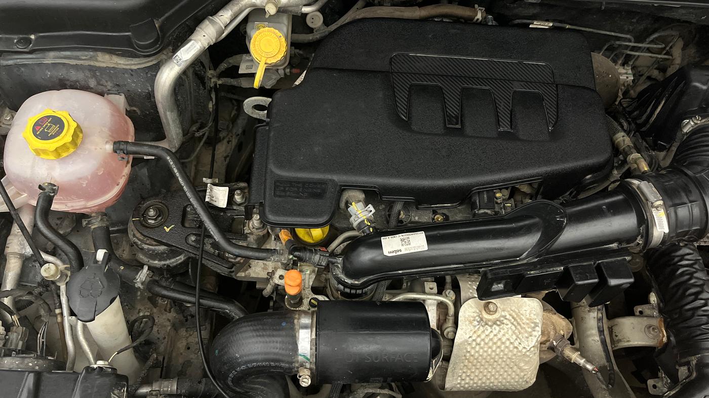 2024 Mahindra XUV300 W6 1.2 PETROL, Petrol, Manual, 19,182 km, Engine View - Right