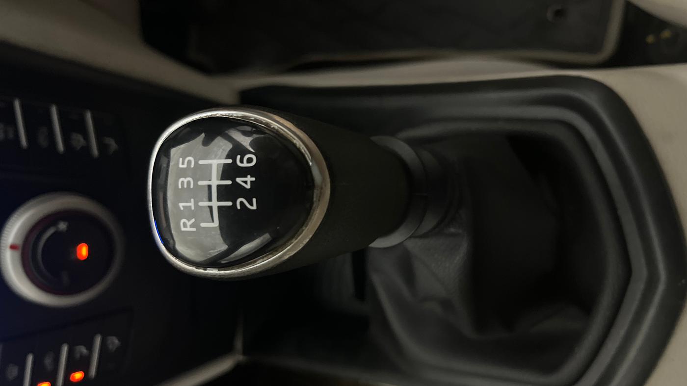 2024 Mahindra XUV300 W6 1.2 PETROL, Petrol, Manual, 19,182 km, Gear Lever