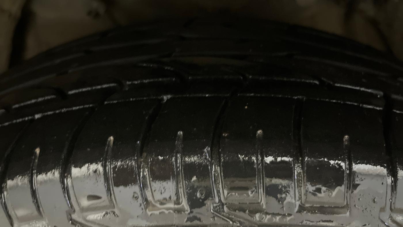 2024 Mahindra XUV300 W6 1.2 PETROL, Petrol, Manual, 19,182 km, Left Front Tyre Tread