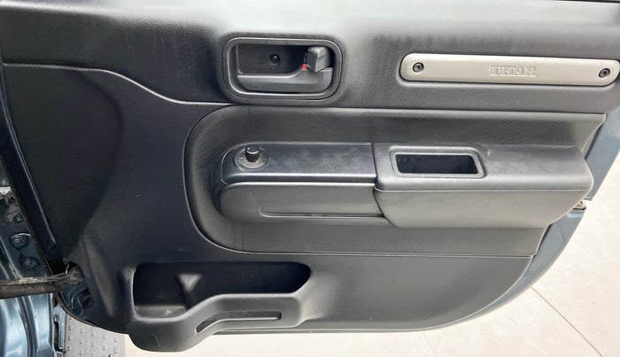 2021 Mahindra Thar LX PETROL HT 4WD AT, Petrol, Automatic, 17,820 km, Driver Side Door Panels Control