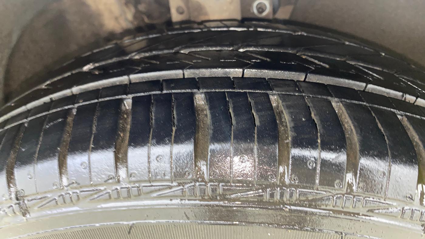 2015 Volkswagen Vento HIGHLINE PETROL AT, Petrol, Automatic, 83,539 km, Right Front Tyre Tread