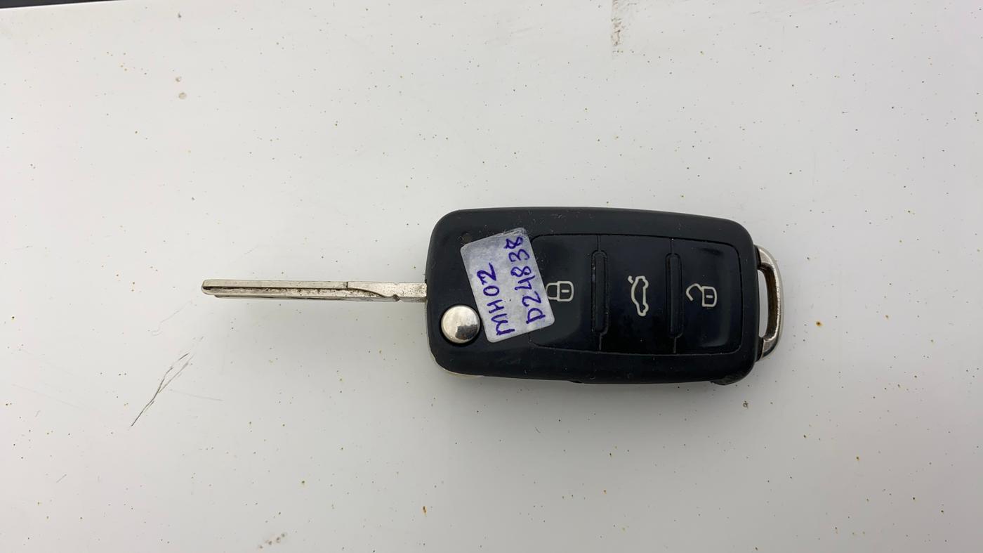 2015 Volkswagen Vento HIGHLINE PETROL AT, Petrol, Automatic, 83,539 km, Key Close Up