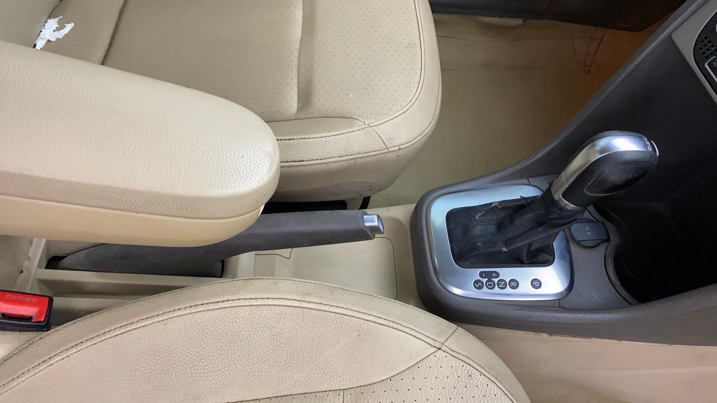 2015 Volkswagen Vento HIGHLINE PETROL AT, Petrol, Automatic, 83,539 km, Gear Lever