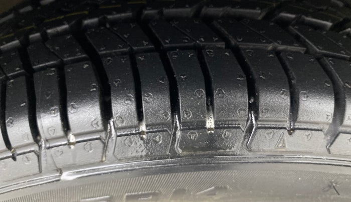 2015 Maruti Celerio VXI AMT, Petrol, Automatic, 92,649 km, Right Front Tyre Tread