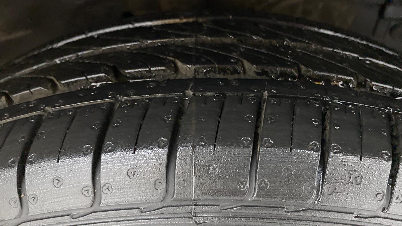 2014 Maruti Swift ZXI D, Petrol, Manual, 82,122 km, Right Front Tyre Tread