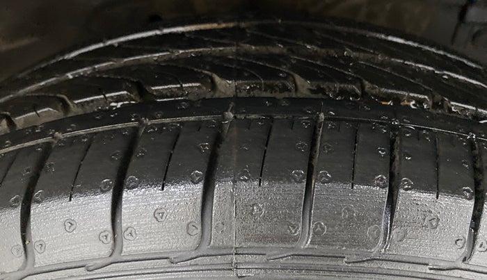 2014 Maruti Swift ZXI D, Petrol, Manual, 82,122 km, Right Front Tyre Tread