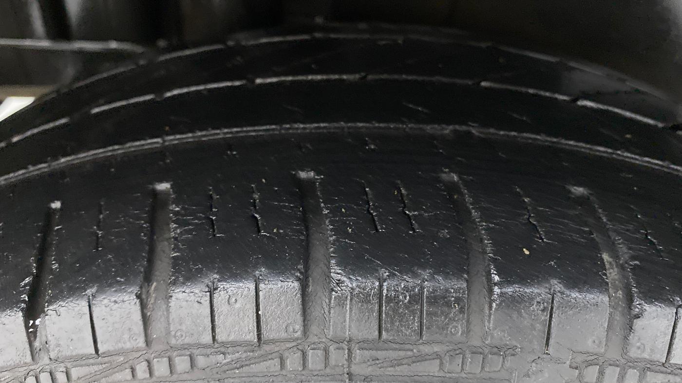 2014 Maruti Swift ZXI D, Petrol, Manual, 82,122 km, Right Rear Tyre Tread