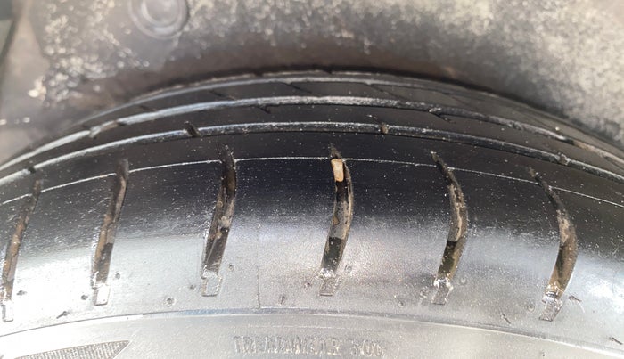 2012 Hyundai i10 MAGNA 1.1, CNG, Manual, 43,171 km, Right Rear Tyre Tread
