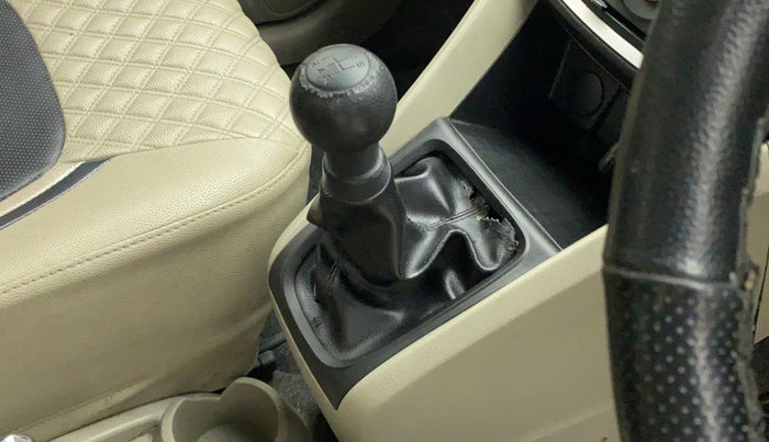 2016 Maruti Celerio VXI, Petrol, Manual, 46,987 km, Gear lever - Boot cover slightly torn