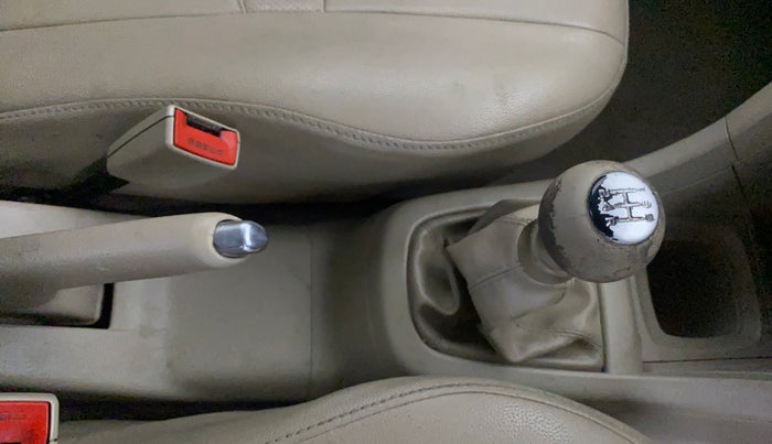 2015 Maruti Swift Dzire VXI, Petrol, Manual, 1,17,059 km, Gear Lever
