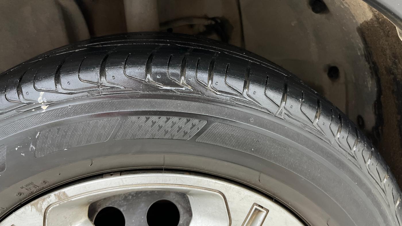 2020 Tata NEXON XMA SUNROOF PETROL, Petrol, Automatic, 69,401 km, Left Front Tyre Tread