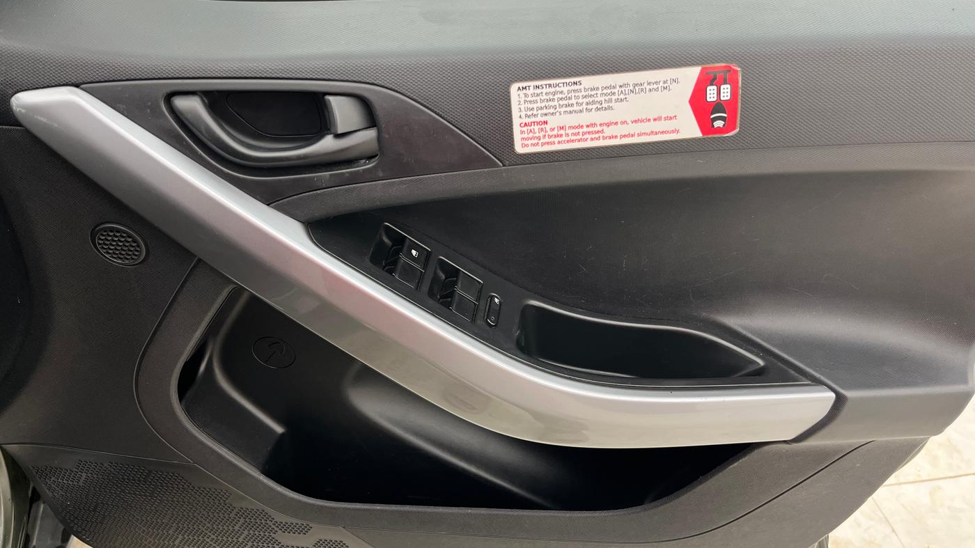 2020 Tata NEXON XMA SUNROOF PETROL, Petrol, Automatic, 69,401 km, Driver Side Door Panels Control