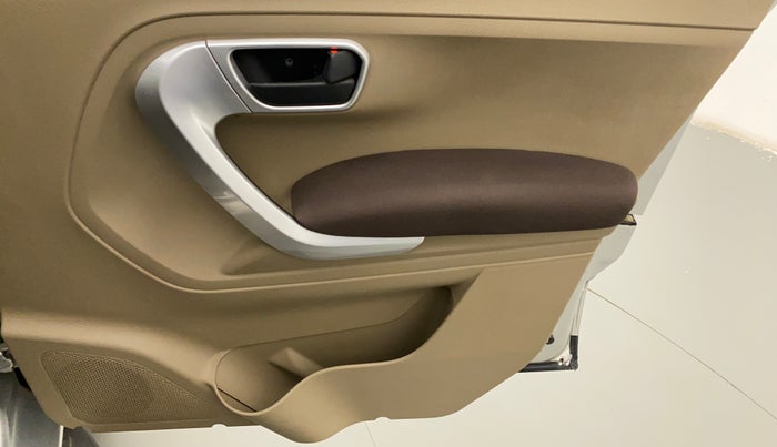 2016 Mahindra TUV300 T8, Diesel, Manual, 25,700 km, Driver Side Door Panels Control