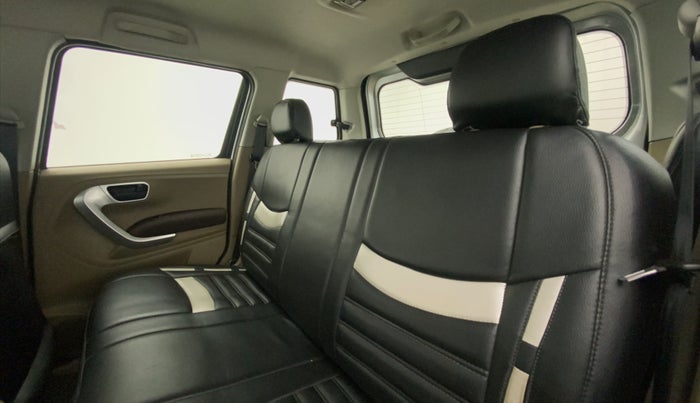 2016 Mahindra TUV300 T8, Diesel, Manual, 25,700 km, Right Side Rear Door Cabin