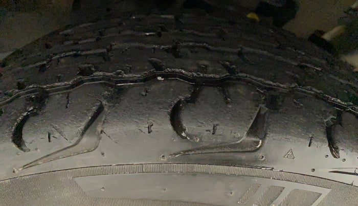 2016 Mahindra TUV300 T8, Diesel, Manual, 25,700 km, Right Rear Tyre Tread