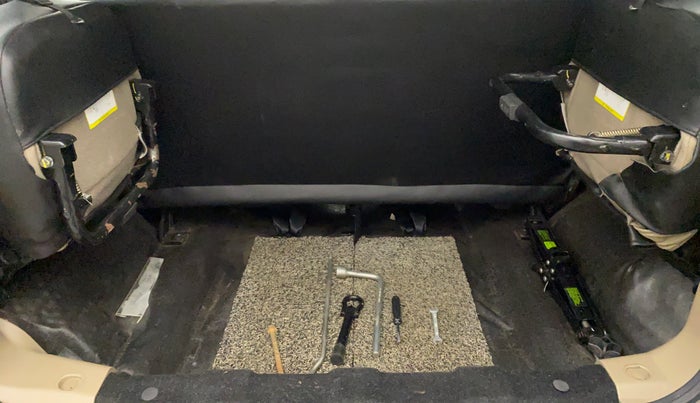 2016 Mahindra TUV300 T8, Diesel, Manual, 25,700 km, Boot Inside