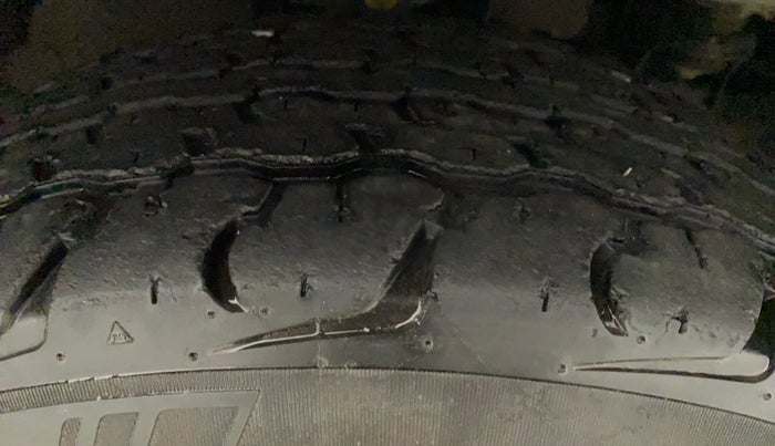 2016 Mahindra TUV300 T8, Diesel, Manual, 25,700 km, Right Front Tyre Tread