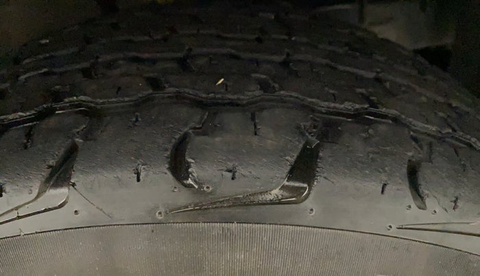 2016 Mahindra TUV300 T8, Diesel, Manual, 25,700 km, Left Front Tyre Tread