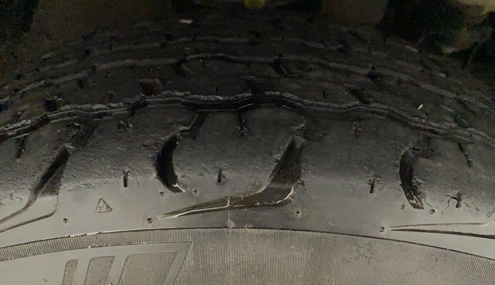 2016 Mahindra TUV300 T8, Diesel, Manual, 25,700 km, Left Rear Tyre Tread