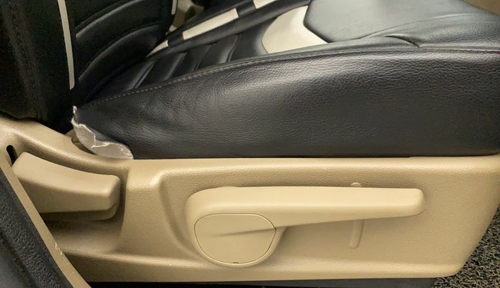 2016 Mahindra TUV300 T8, Diesel, Manual, 25,700 km, Driver Side Adjustment Panel