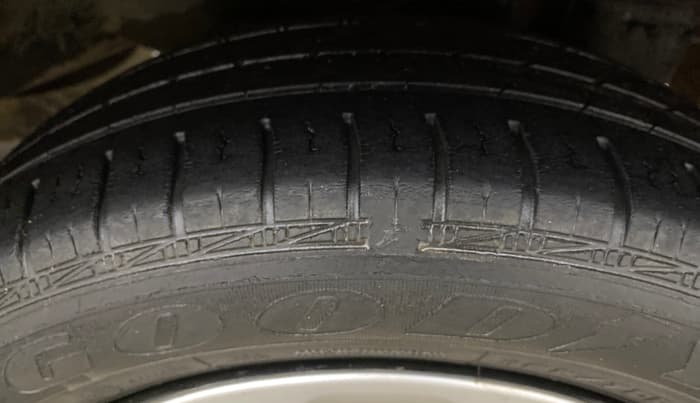 2016 Hyundai Eon MAGNA +, Petrol, Manual, 52,537 km, Left Rear Tyre Tread
