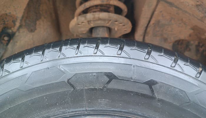 2016 Mahindra Kuv100 K6 PLUS 6 STR, Petrol, Manual, 82,743 km, Right Front Tyre Tread