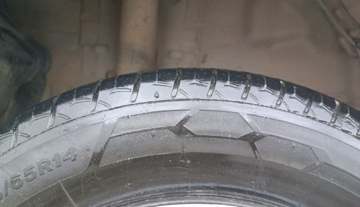 2016 Mahindra Kuv100 K6 PLUS 6 STR, Petrol, Manual, 82,743 km, Right Rear Tyre Tread