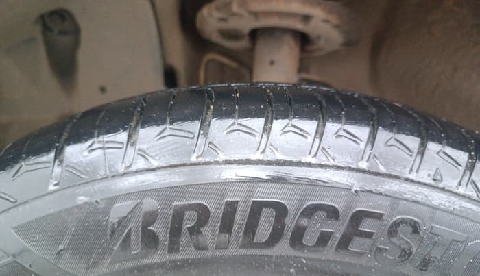 2016 Mahindra Kuv100 K6 PLUS 6 STR, Petrol, Manual, 82,743 km, Left Front Tyre Tread