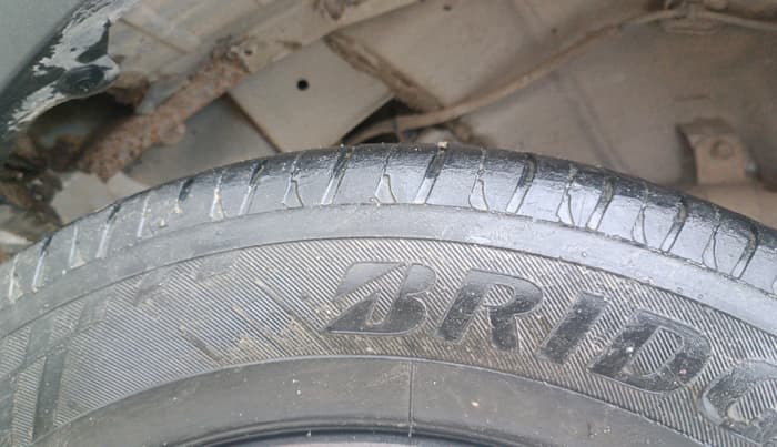 2016 Mahindra Kuv100 K6 PLUS 6 STR, Petrol, Manual, 82,743 km, Left Rear Tyre Tread