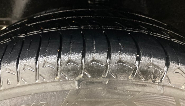 2016 Hyundai Eon MAGNA +, Petrol, Manual, 1,36,063 km, Left Front Tyre Tread