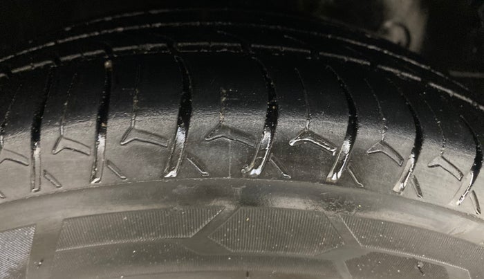 2016 Hyundai Eon MAGNA +, Petrol, Manual, 1,36,063 km, Right Front Tyre Tread