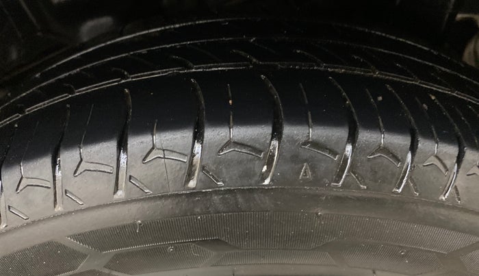 2016 Hyundai Eon MAGNA +, Petrol, Manual, 1,36,063 km, Left Rear Tyre Tread